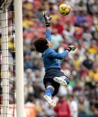 Guillermo Ochoa sacó del ángulo un tiro libre cobrado por Juan Pablo Rodríguez cuando aún iban 0-0