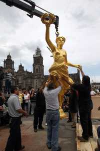 Una réplica del Ángel de la Independencia es retirada de la plancha del Zócalo capitalino, pues será trasladada a China, donde permanecerá durante la realización de los próximos juegos olímpicos como embajadora turística de la ciudad de México