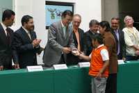 El jefe de Gobierno del Distrito Federal, Marcelo Ebrard Casaubon, inició ayer la entrega de vales para la adquisición de uniformes y útiles escolares