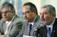 Magdy Martínez (al micrófono), representante en México del Programa de Naciones Unidas para el Desarrollo, en la presentación del Informe Mundial sobre la Epidemia de VIH 2008