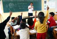 Una alumna de la Escuela Normal Vanguardia de Tamazulapan, en Oaxaca, da clases a estudiantes de primaria en un plantel de esa localidad como parte de su formación docente