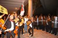 Mariachis afiliados al Frente Popular Tierra y Libertad tocaron para simpatizantes del PRD y el PT que se oponían a la reforma electoral de Nuevo León. Al terminar la sesión, los manifestantes festejaron con un chapuzón en la fuente en honor a los fundadores de Monterrey