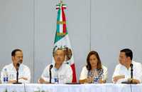 El senador Gustavo Madero y el dirigente del Partido Acción Nacional, Germán Martínez, flanquean al jefe del Ejecutivo federal, Felipe Calderón, y a su esposa Margarita Zavala, durante la reunión plenaria que los legisladores del blanquiazul celebran en Ixtapa-Zihuatanejo