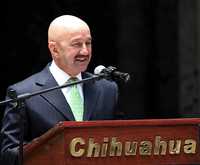 El ex presidente Carlos Salinas de Gortari arribó a la capital de Chihuahua en compañía de la secretaria de Educación y Cultura del estado, Guadalupe Chacón Monárrez; durante su visita intervendrá en varias ruedas de prensa y dará la conferencia magistral La década perdida 1995-2005; neoliberalismo y populismo en México 