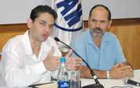 Juan Camilo Mouriño, secretario de Gobernación, y Gustavo Madero, coordinador de la bancada panista en el Senado, durante la conferencia de prensa que ofrecieron ayer después  del encuentro con 47 legisladores de ese instituto político en el puerto de Ixtapa Zihuatanejo