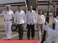 Una guardia de honor recibe en Cartegena de Indias a los presidentes de Panamá, Martín Torrijos; de Guatemala, Álvaro Colom, y a la viceministra de Asuntos Multilaterales de Colombia, Adriana Mejía, asistentes a la Cumbre Regional sobre Drogas, Seguridad y Cooperación