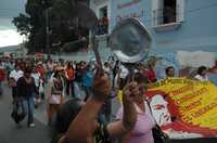 La marcha de la cacerola, ayer en la capital oaxaqueña