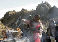 Ceremonia indígena a la Pachamama, la "madre tierra", en la montaña de Pajchiri, ubicada a unos 90 kilómetros al norte de La Paz, la capital de Bolivia. Agosto es su mes y los habitantes de la meseta andina hacen ofrendas a la deidad más popular en el país altiplánico