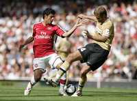 El mexicano Carlos Vela, del Arsenal, y Olof Mellberg, de Juventus, durante el partido de la Copa Emiratos