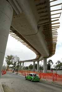 Como parte de los trabajos de construcción del distribuidor vial Muyuguarda, el cual forma parte del Eje Troncal Metropolitano, el Gobierno del Distrito Federal realizará obras complementarias, como la sustitución de un tramo de la tubería de concreto que conduce agua potable, por tubería de acero