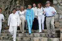 La vicepresidenta del gobierno español, María Teresa Fernández de la Vega, al centro, tras recorrer el museo Fuerte de San Diego, en Acapulco. La acompañan entre otros, el alcalde de Acapulco, Félix Salgado Macedonio, a la izquierda, y el director de la Comisión Nacional del Agua, José Luis Luege Tamargo, a la derecha