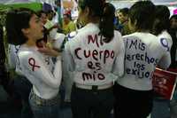 Activistas de Salud Integral de la Mujer protestan, ayer, en el contexto de la Conferencia Internacional sobre VIH/sida