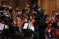 Jacob Tapia Nieto, joven violinista bajacaliforniano, dirigió a la OSIM en una pieza final, la noche del domingo en el Palacio de Bellas Artes, luego de que el director titular de la orquesta, Sergio Ramírez Cárdenas, le cediera la batuta en señal de reconocimiento