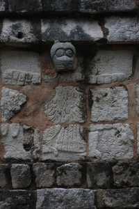 Aspectos del Templo Inicial que se ubica en el Chichén Itzá viejo, lugar que ocupa una superficie de 25 a 30 kilómetros cuadrados, cuyo acceso está prohibido al público