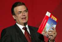 El jefe de Gobierno del Distrito Federal, Marcelo Ebrard Casaubon, presentó ayer el libro Tu futuro en libertad. Por una sexualidad y salud reproductiva con responsabilidad, en el marco de la séptima conferencia internacional sobre VIH sida, que se desarrolla en la ciudad de México