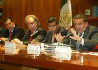 Gonzalo Martínez Pous, José Manuel Pérez Porrúa, Agustín Arellano y Gilberto López Meyer, funcionarios de la SCT, ayer durante una conferencia de prensa sobre pago de servicios de tránsito aéreo