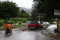 Inundaciones en por lo menos seis viviendas de Petaquillas, deslaves de lodo y piedras en el bulevar que une esta comunidad con Chilpancingo y anegamientos en las principales avenidas de la capital de Guerrero fue el saldo de las lluvias de ayer