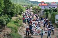 Estudiantes, padres de familia, campesinos y activistas de diversas organizaciones marcharon ayer en Tuxtla Gutiérrez para demandar que se restablezca el sistema que ofrecía internado, becas y plazas de maestros a los alumnos de la Escuela Normal Rural Mactumactzá