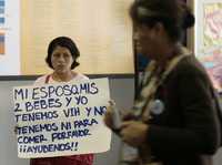 Una mujer se manifiesta en la Aldea Global durante la 17 Conferencia Internacional sobre VIH/sida