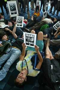 Activistas franceses se manifiestan en defensa de los derechos de homosexuales de su país. La imagen, en la sala de prensa de la 17 Conferencia Internacional sobre VIH/sida