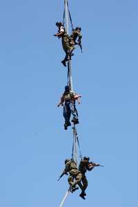 En el contexto de la ceremonia de graduación en el Centro de Adiestramiento, los marinos llevaron a cabo ejercicios sobre liberación de rehenes e intercepción de embarcaciones y vehículos