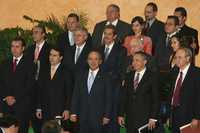 El presidente Felipe Calderón y el recién nombrado secretario de Economía, Gerardo Ruiz Mateos, posan con los ganadores del Premio Nacional de Tecnología, en Los Pinos