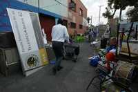 Trabajadores sacaron a la calle los enseres de la telesecundaria 42