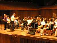 Atrilistas de la OSM y la soprano Irasema Terrazas, durante un ensayo bajo la batuta del maestro León Spierer, en la Sala Nezahualcóyotl del Centro Cultural Universitario