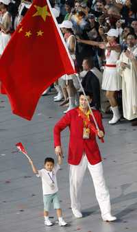 El astro de la NBA, Yao Ming, y el menor Lin Hao