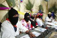 Reunión de la junta de buen gobierno en el caracol Por la humanidad, en Oventic, Chiapas. La imagen corresponde al 10 de agosto de 2003