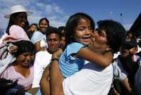 El presidente Evo Morales convive con simpatizantes luego de votar en la localidad de Villa 14 de septiembre, en su natal Cochabamba