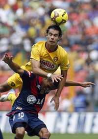 Ruda disputa por el esférico en la media cancha del estadio Azteca