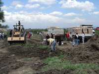 Militantes de Antorcha Popular llevaron maquinaria y materiales de construcción a un predio de 41 hectáreas donde pretenden construir 2 mil viviendas, a pesar de que el ayuntamiento de Texcoco les ha negado permiso por ser terrenos de uso agrícola