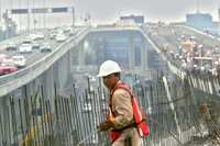 Un trabajador en obras del Periférico, en la ciudad de México. De acuerdo con la Cámara Mexicana de la Industria de la Construcción, este sector verá afectados su crecimiento este año por un retraso en los recursos públicos destinados a infraestructura y a la desaceleración de la economía