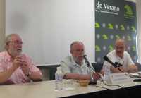 El rector Carlos Berzosa, el poeta Hugo Gutiérrez Vega y el analista y coordinador del encuentro Marcos Roitman, ayer en El Escorial durante el seminario realizado en Madrid, auspiciado por la Universidad Complutense y el periódico La Jornada, sobre el mandatario chileno derrocado