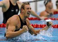 El francés Alain Bernard se adjudicó la final de 100 libres, mientras el japonés Kosuke Kitajima conquistó el título en 200 pecho y estableció nueva marca olímpica