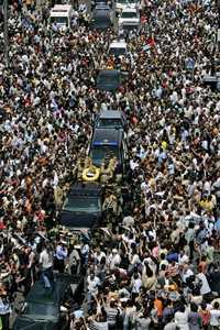 Una panorámica del multitudinario cortejo fúnebre realizado ayer en la ciudad de Ramallah, Cisjordania