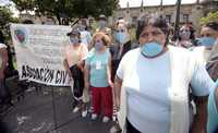 Afuera del Antiguo Hospital Civil de Guadalajara, manifestación de pacientes en espera de órganos