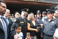 El titular de la Secretaría de Seguridad Pública del Distrito Federal, Manuel Mondragón y Kalb, al terminar la ceremonia de entrega de reconocimientos a personal fallecido y en activo de la policía capitalina, ayer en el teatro Metropólitan, donde se tomó la foto con uniformados y sus familiares