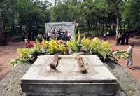 Tamaña sorpresa se llevaron ayer autoridades de la Álvaro Obregón, familiares y amigos cuando encontraron vacío el pedestal de la estatua de Vito Alessio Robles, en la colonia Florida, la cual, se informó, fue robada durante la madrugada de ayer. En el lugar se conmemoró el 129 aniversario de su natalicio