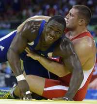 El cubano Majaín López sonríe tras derrotar a su rival ruso Khasan Baroev en la final de la categoría de 120 kilogramos de lucha grecorromana