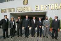 Los consejeros electorales Arturo Sánchez, Macarita Elizondo, el presidente Leonardo Valdés Zurita, Alfredo Figueroa, Francisco Javier Guerrero, Marco Antonio Baños y Marco Antonio Gómez con el secretario ejecutivo Edmundo Jacobo Molina