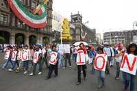 Aspecto de la marcha convocada por el Movimiento de Aspirantes Excluidos de la Educación Media Superior, a su paso por el Zócalo capitalino. Los jóvenes demandan espacios educativos