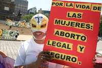 La despenalización del aborto polarizó opiniones en la capital. En la imagen se muestra el momento en que opositores y simpatizantes de la medida coincidieron en el Ángel de la Independencia