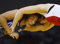 Kaori Icho, de Japón (izquierda), batalla con la rusa Elena Kartashova en la final de la lucha libre en la categoría de los 63 kilogramos. La oriental se llevó la medalla de oro