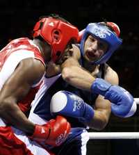 El griego Ilias Pavlidis (derecha) conecta sobre la cabeza del cubano Osmai Acosta, quien al final impuso sus condiciones en la categoría de los 91 kilogramos y aseguró medalla de bronce