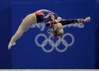 La gimnasta Shawn Johnson, de Estados Unidos, arrebató a la armada anfitriona el primer lugar del podio en la viga de equilibrio