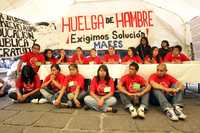 Protesta de alumnos rechazados frente a las instalaciones de la SEP