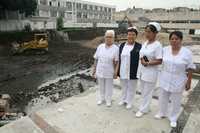 Esther Cíntara Orozco, Socorro Juárez, Emma Madrigal Huerta y Fortina Lima Ortega, enfermeras del Hospital Juárez afectado por el sismo del 19 de septiembre de 1985, observan los trabajos de cimentación de la nueva unidad médica que será construida en los terrenos de las calles de San Pablo y Jesús María, en el Centro Histórico; por la mañana, autoridades colocaron la primera piedra de lo que será el Centro de Atención Médico Quirúrgico de Corta Estancia