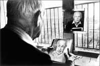 El propio Henri Cartier-Bresson realizando un autorretrato, captado por Martine Franck, en 1992